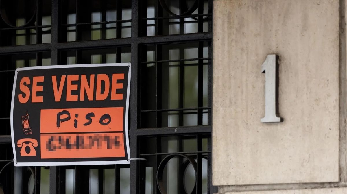 cartel se vende piso en vivienda relacionado con desempleada que no aviso al SEPE tras vender su casa