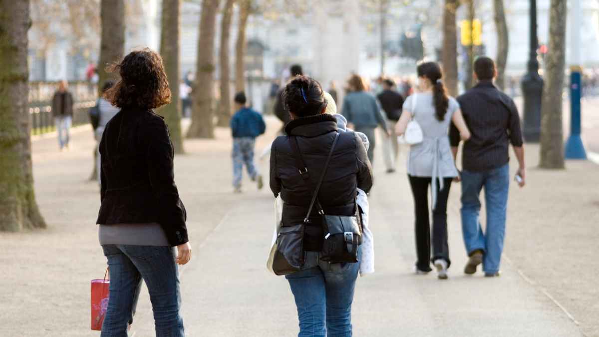 Trabajador despedido durante una baja laboral tras ser visto paseando en la calle