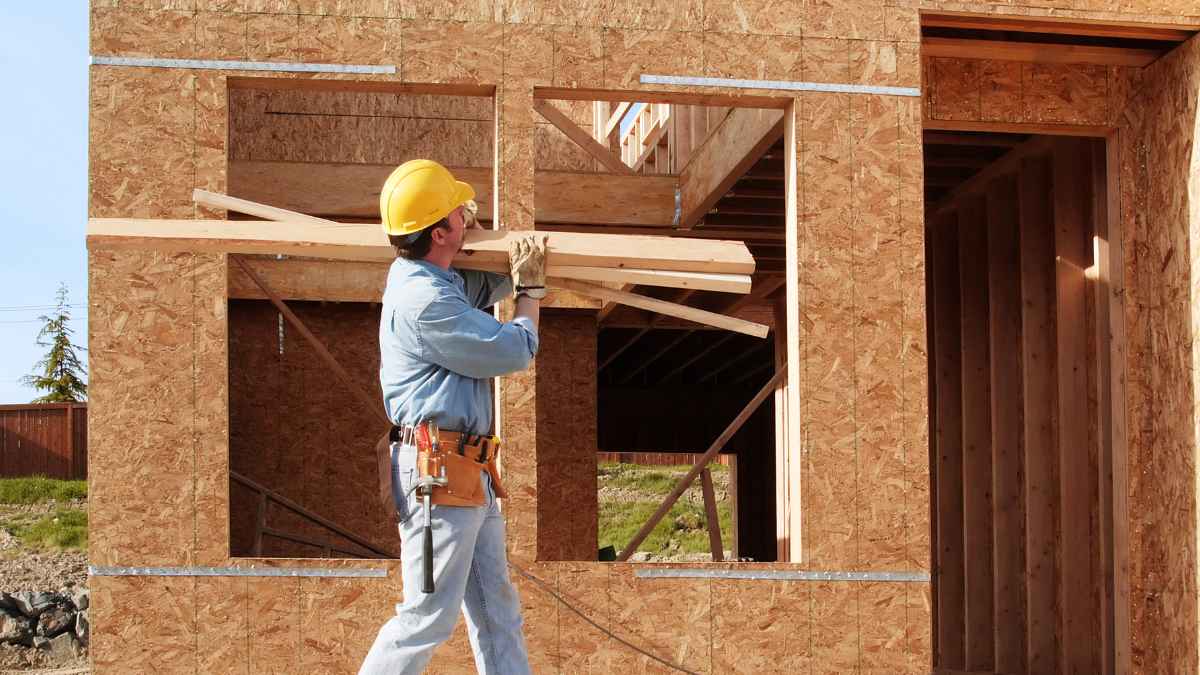 Albañil en obra con casco y tablones, imagen para noticia sobre despido por WhatsApp durante baja médica declarado nulo por el TSJ