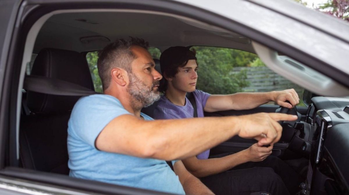 joven conduciendo con adulto acompañante nueva norma DGT carnet 17 años