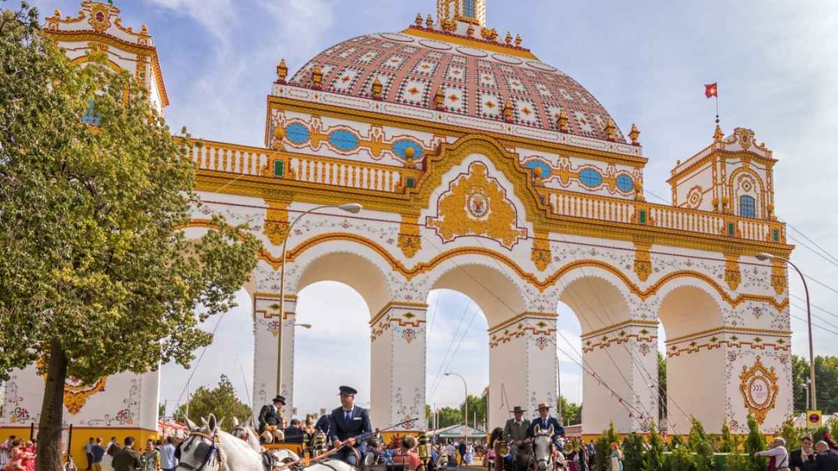 Portada de la Feria de Abril de Sevilla, imagen usada en una noticia sobre multas por difundir vídeos de personas ebrias