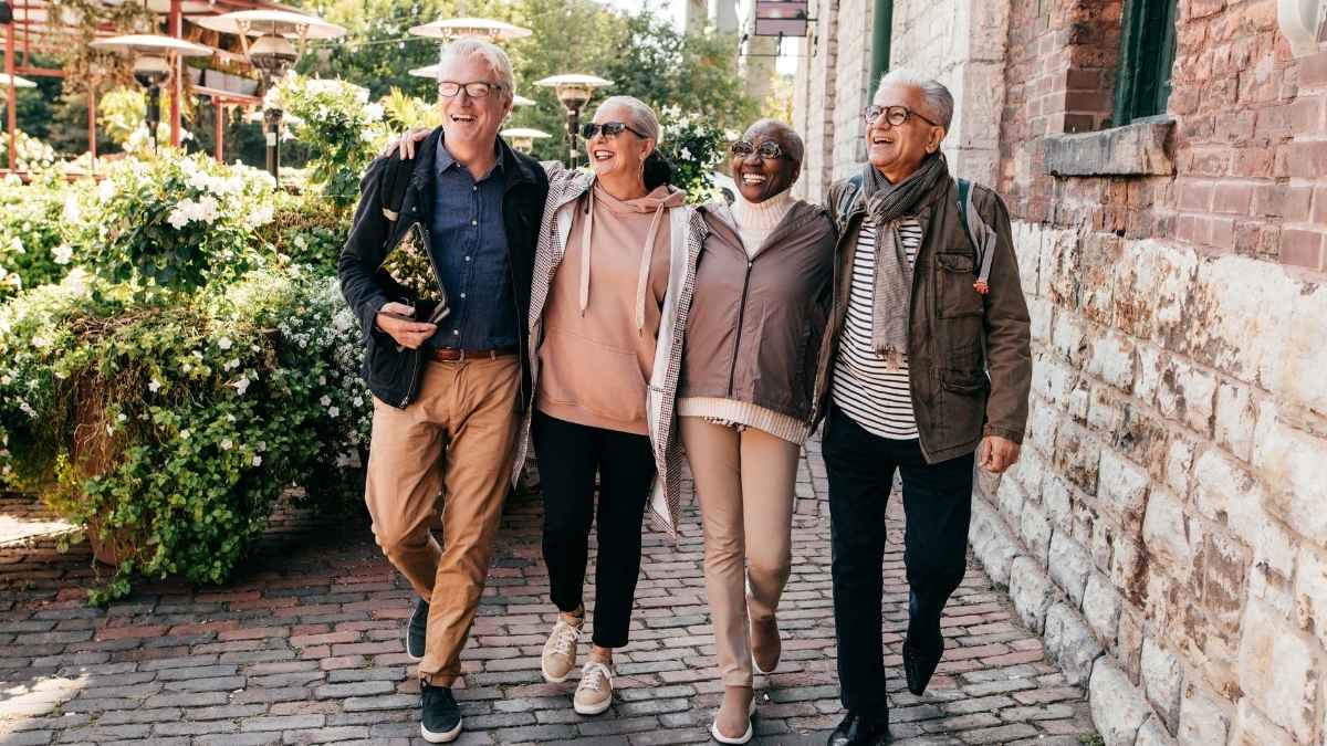 Personas mayores caminando juntas por una calle mientras la Seguridad Social fija la jubilación a los 67 años desde 2027