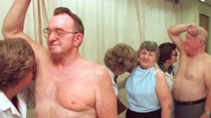 Oler axilas, catar comida para mascotas o empujar gente en trenes, los empleos más raros que también mueven millones