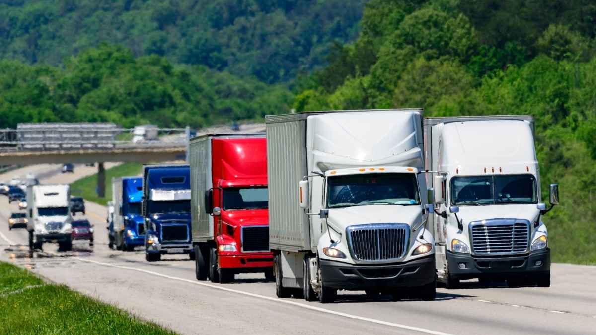 Camiones circulando por una autopista tras los cambios de la UE en las normas de emisiones para 2030