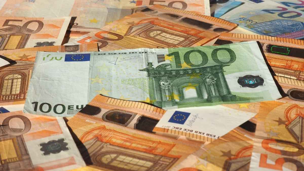 Billetes de euro relacionados con el cobro de indemnización y prestación por desempleo