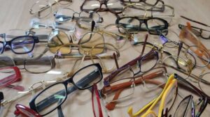 Si tienes gafas viejas en casa no las tires a la basura, podrías tener un pequeño tesoro