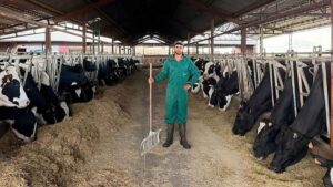 “Es lo comido por lo servido”: el aviso de un ganadero de 27 años sobre el precio de la leche que asfixia al sector