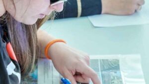 La Guardia Civil no dá credito: detecta por primera un método para copiar en el examen teórico del carnet de conducir