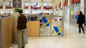 Hacienda aplicará retenciones de hasta 591 euros a quienes cobren el SMI aunque no estén obligados a hacer la Renta
