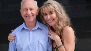 Un hombre de 87 años sigue trabajando como profesor mientras su hija de 62 rechaza jubilarse: “El propósito no tiene fecha”