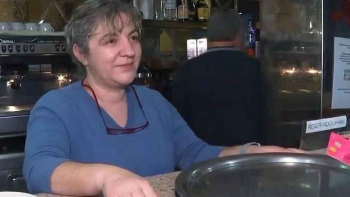 Hostelera en la barra de su bar tras decidir no aceptar pagos con tarjeta por las comisiones bancarias