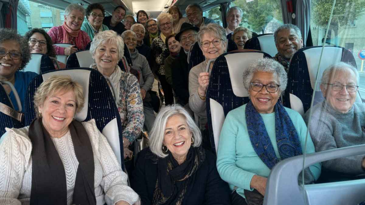 Grupo de personas mayores viajando en autobús en una excursión del programa de turismo del Imserso