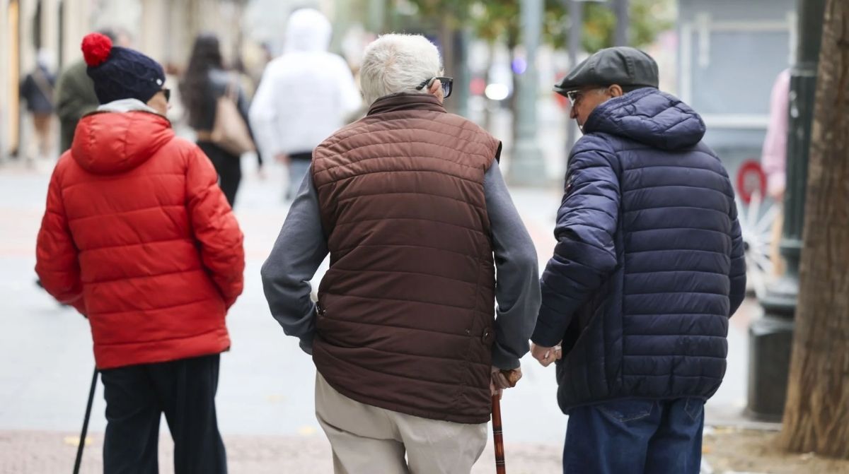 Personas mayores caminando por la calle relacionadas con la jubilación en España en 2027