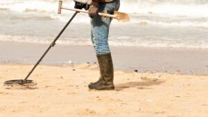 La Junta de Andalucía endurece la ley y avisa de sanciones de hasta un millón de euros por usar detectores de metales sin permiso