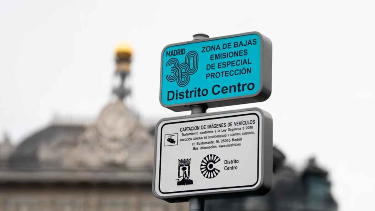 Señal de la Zona de Bajas Emisiones de Madrid 360 en el Distrito Centro, con aviso de bajas emisiones y protección especial