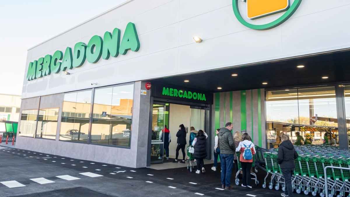 Entrada de un supermercado Mercadona con clientes y carros de la compra