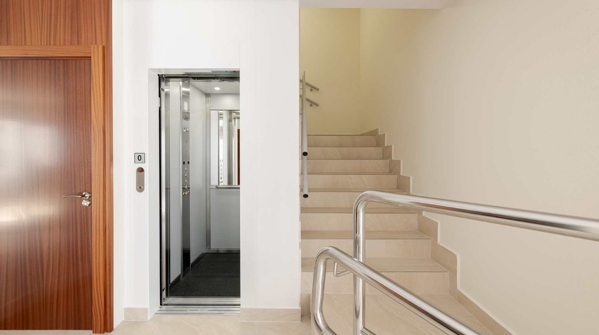 ascensor instalado en edificio residencial junto a escaleras por ley de propiedad horizontal