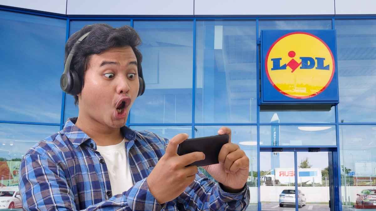 Joven usando un teléfono móvil delante de una tienda Lidl por su nueva apuesta por las OMV