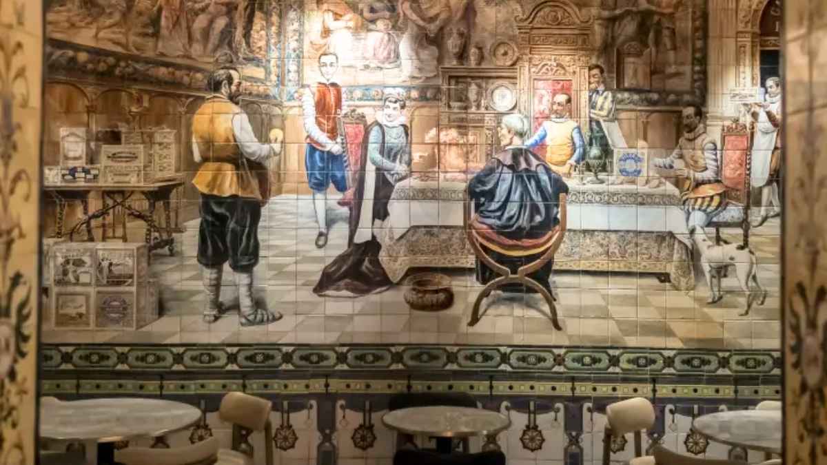 Mural de azulejos en el interior de la histórica taberna Los Gabrieles de Madrid