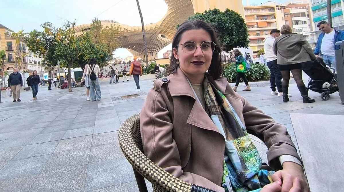 María en Sevilla antes de viajar a Barcelona para trabajar tras madrugar y coger un vuelo diario
