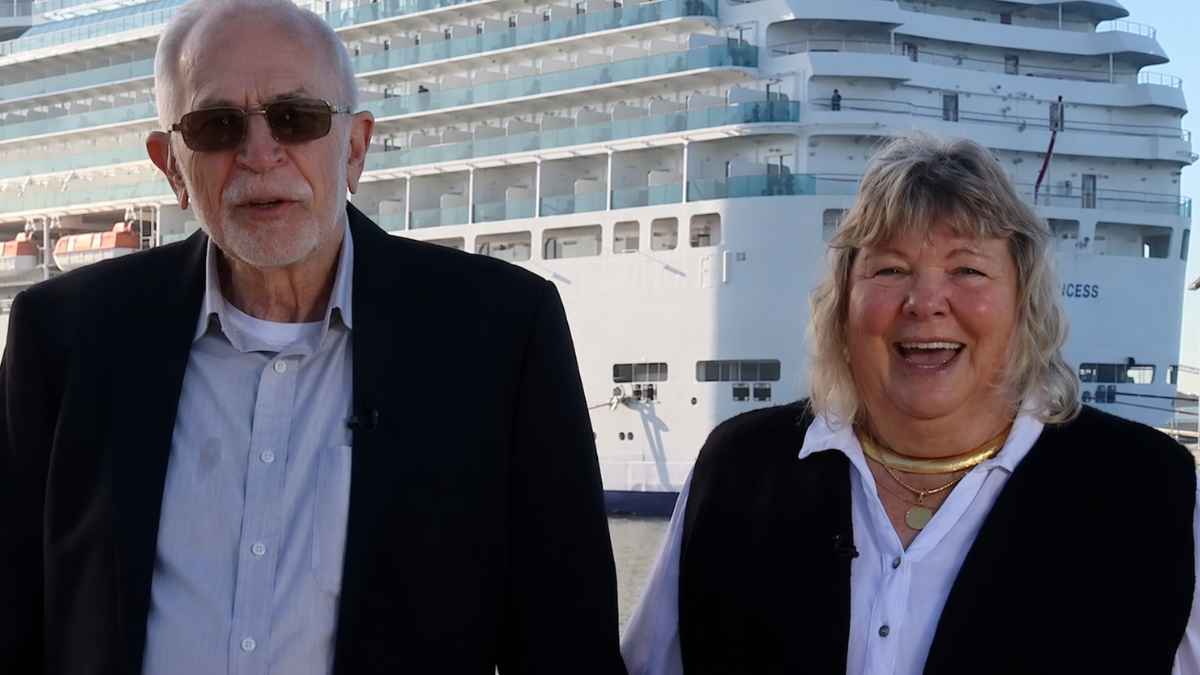 Marty y Jessica Ansen posan frente a un crucero tras convertir los barcos en su hogar durante la jubilación