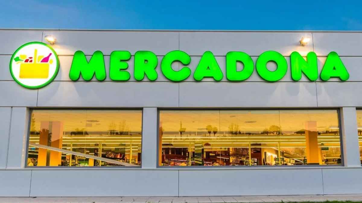 Fachada de un supermercado Mercadona, imagen usada en una noticia sobre cómo solicitar trabajo en supermercados y oficinas