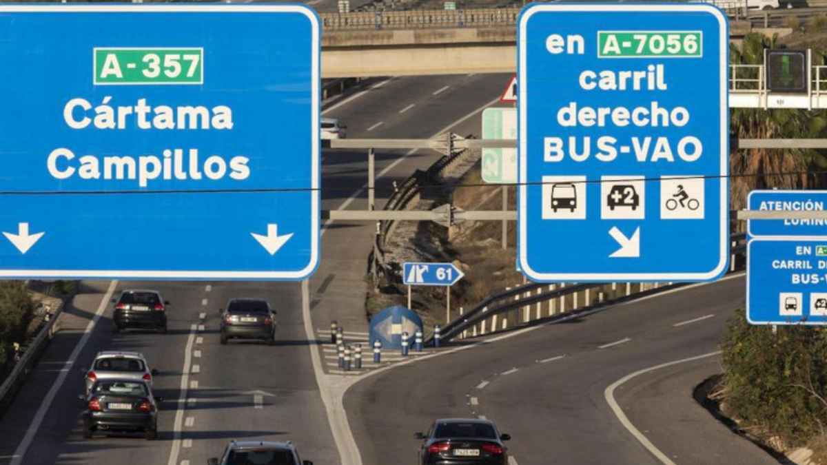 Señales de carril BUS-VAO en la A-357 y la A-7056 con aviso de uso restringido y control de la DGT