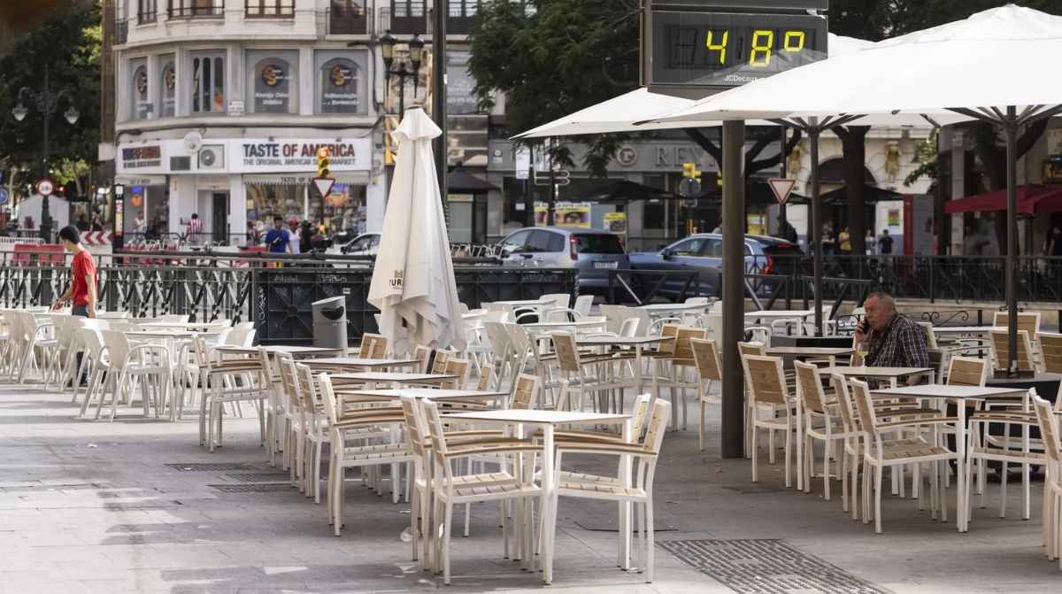 terraza de bar vacía en España por calor extremo con más de 40 grados