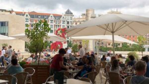 Una nueva norma para las terrazas va a hacer que muchos bares tengan que reducir mesas y horario en plena temporada alta en Bilbao