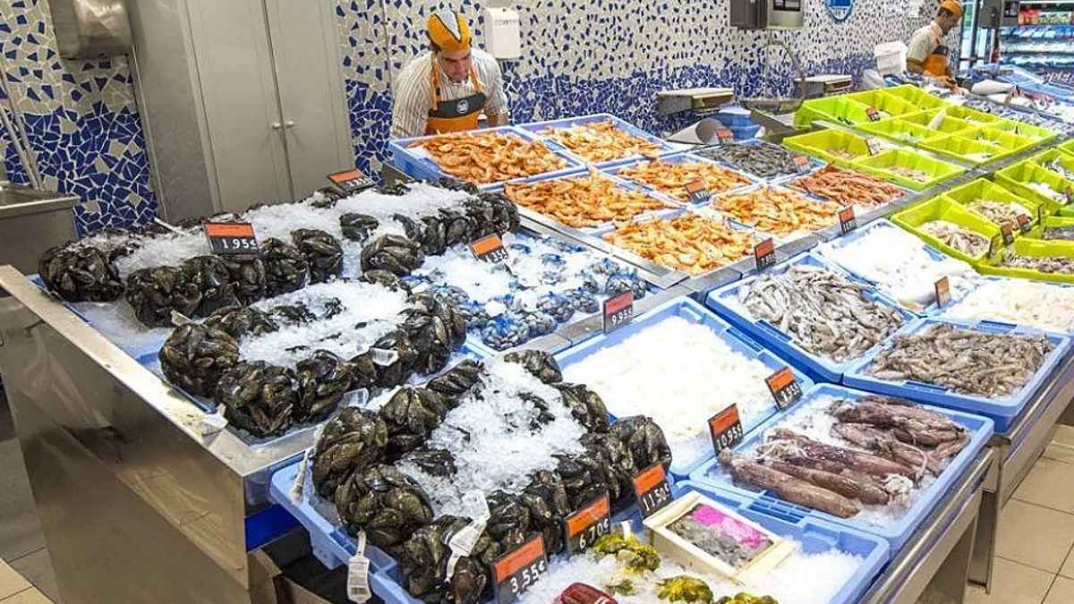Pescadería de Mercadona con mostrador de marisco y pescado fresco en supermercado