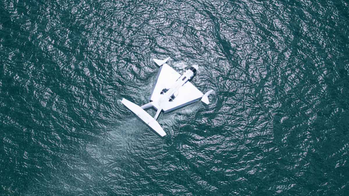 Vista aérea del AirFish Voyager navegando a ras del agua
