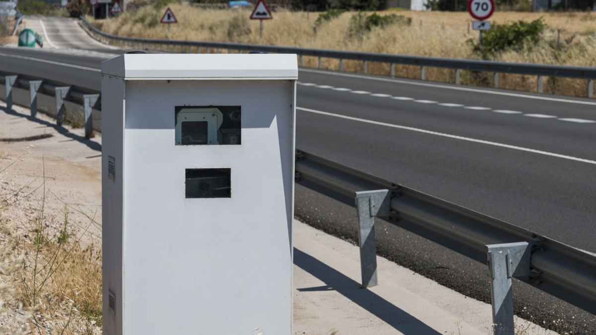 Radar fijo de la DGT en una carretera secundaria de España con señal de límite de velocidad de 70 km/h