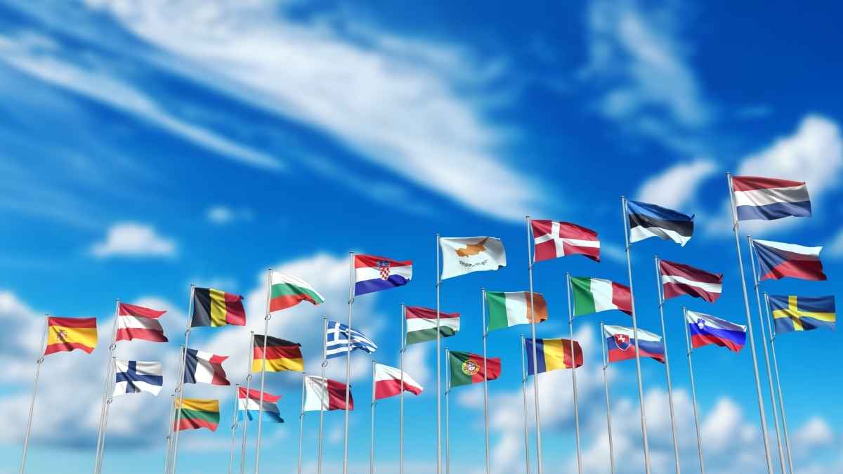 Banderas de varios países de Europa en una imagen sobre jornada laboral, salarios y productividad frente a España