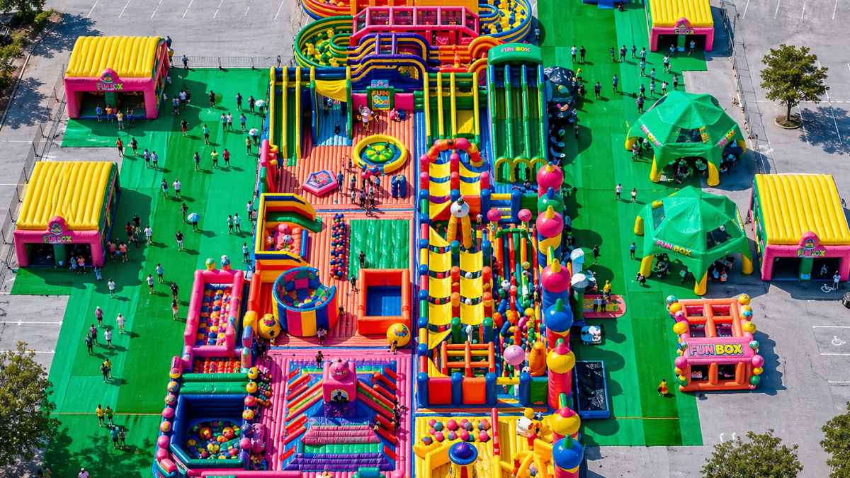 Parque hinchable FunBox en Almería con toboganes gigantes y zonas de juego familiares