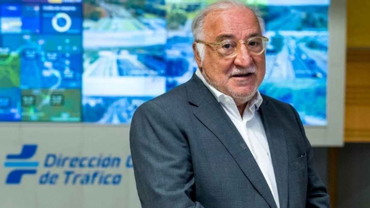 Hombre con traje junto al logotipo de la Dirección General de Tráfico en una imagen de archivo