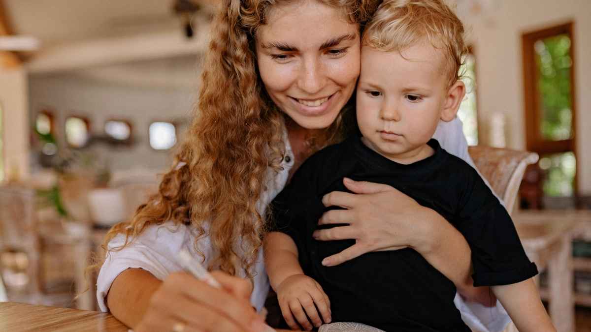 Madre con su hijo pequeño en casa durante una excedencia por cuidado de hijos