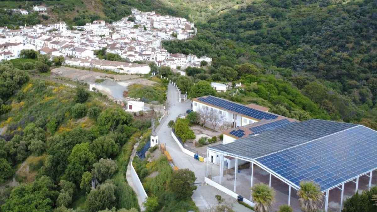 Vista aérea de Benarrabá, en la Serranía de Ronda, con placas solares en varios edificios del pueblo