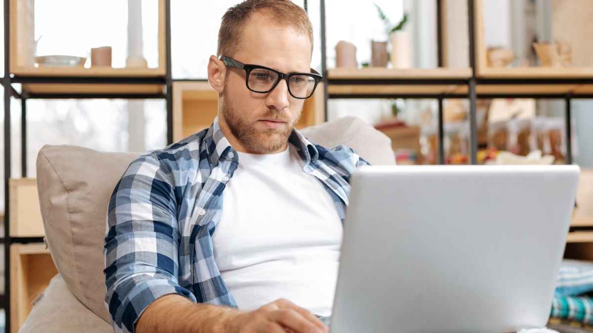 Autónomo trabajando desde casa con portátil ante los nuevos perfiles profesionales