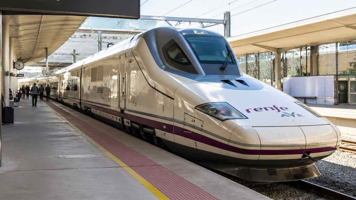Tren AVE de Renfe en la estación Málaga María Zambrano con servicio directo a Zaragoza y Barcelona