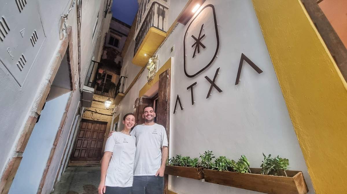 Propietarios del restaurante Atxa en Tarifa en la entrada del local antes de su cierre por no renovar el contrato