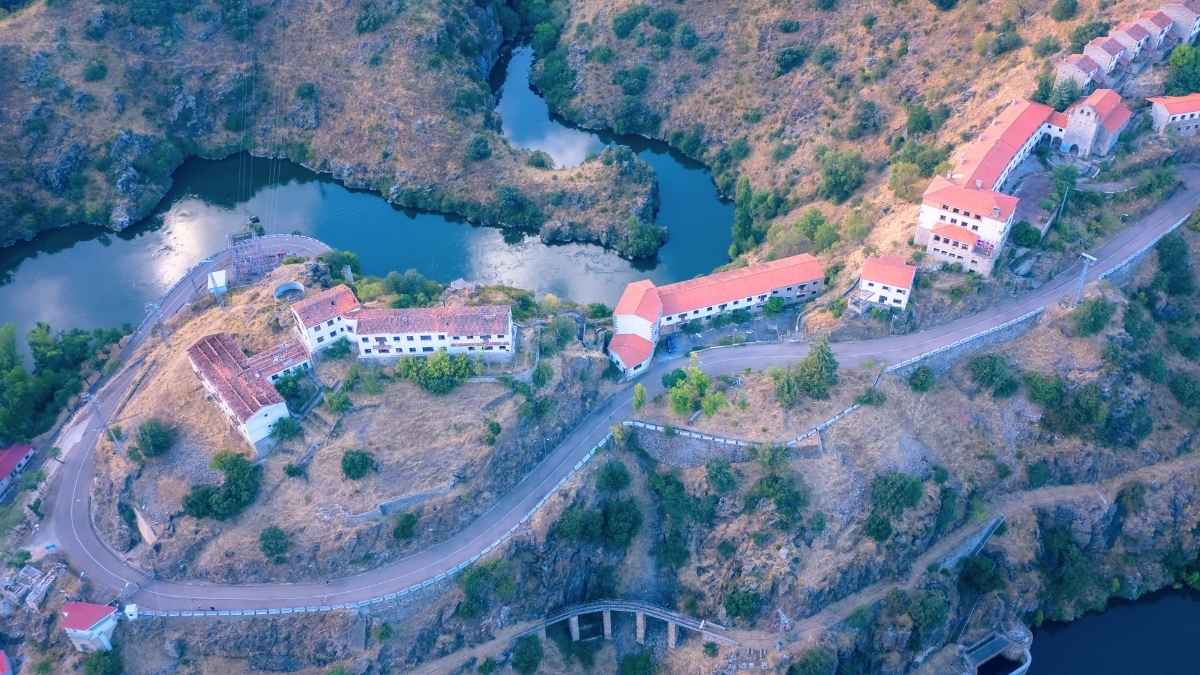 Vista aérea de Salto de Castro, el pueblo abandonado de Zamora que busca reactivarse con un proyecto de turismo rural