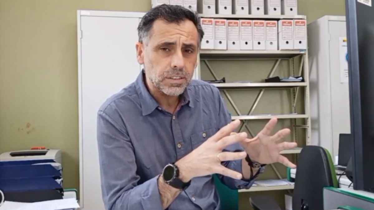 Funcionario de la Seguridad Social durante una explicación sobre pensiones y cotización en su despacho