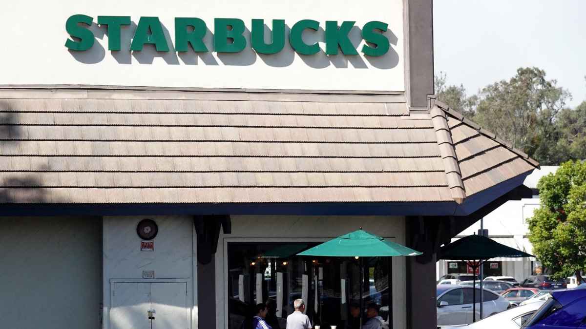 Fachada de un establecimiento de Starbucks, empresa condenada a pagar 50 millones por el derrame de un té hirviendo a un repartidor