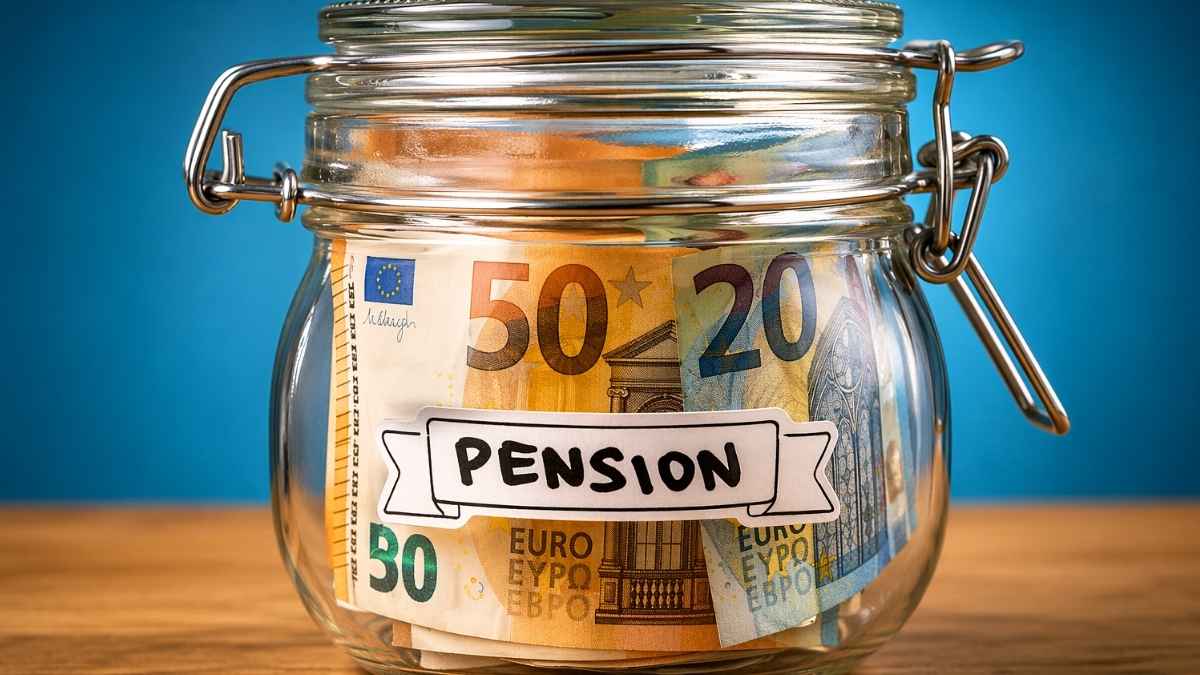 Hucha de las pensiones con billetes de euro en una imagen sobre la financiación de las prestaciones
