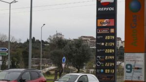Una nueva e inminente subida del combustible obliga a reaccionar a Repsol que ampliará el descuento de 40 centimos por litro