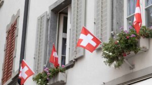 Suiza permite a los españoles instalarse durante seis meses sin contrato de trabajo previo: qué pide este país a cambio