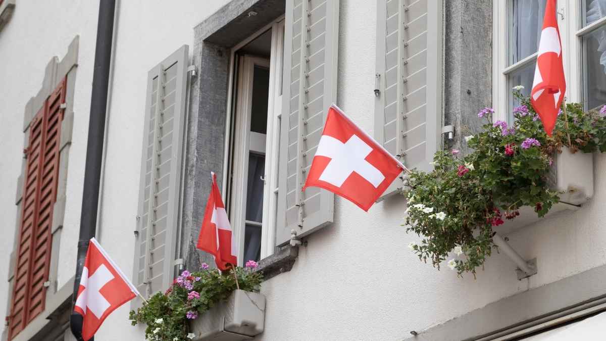 Banderas de Suiza en las ventanas de un edificio del país