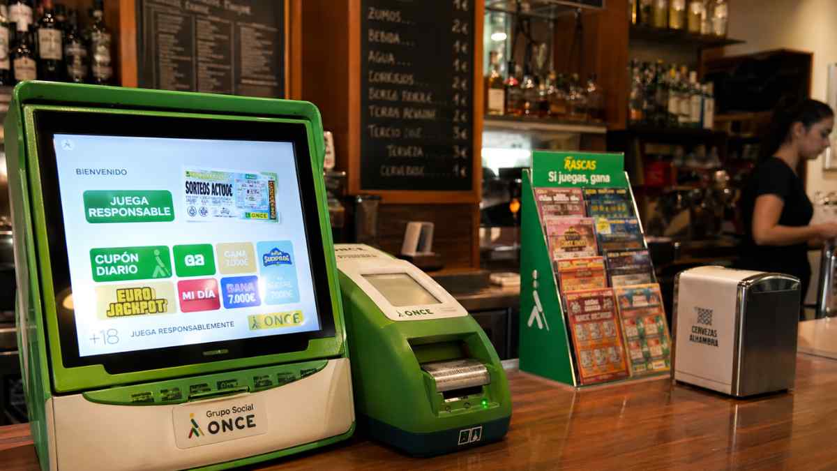 Terminal de la ONCE en un bar con venta de cupones tras la decisión del Tribunal Supremo