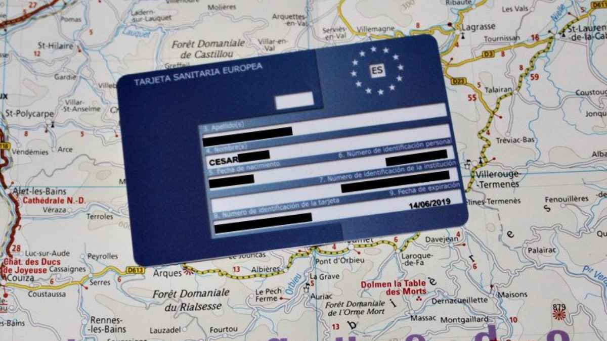 Tarjeta sanitaria europea sobre mapa, documento necesario para recibir asistencia médica en viajes por Europa