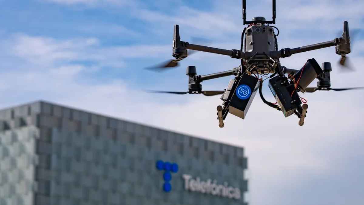 Dron de Telefónica con tecnología 5G volando frente a un edificio de la compañía